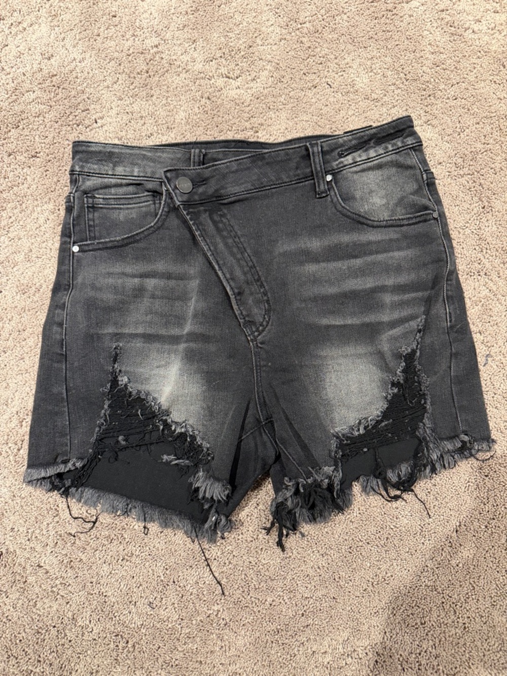 Risen cross front V shorts! Diagonal zipper! So3 medium like new!
